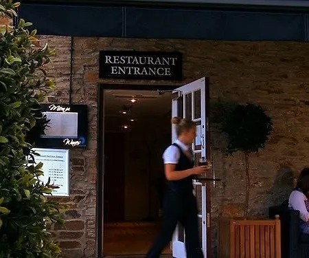 The Britannia & Waves Restaurant بيت ريفي سانت أوستيل